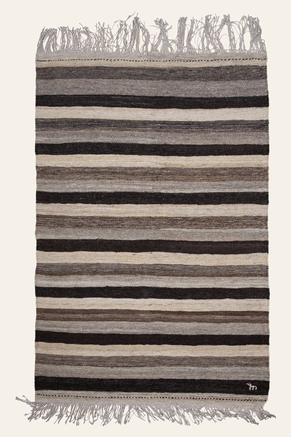 Gestreifter Kelim Teppich Schwarz Grau aus ungefärbter Schurwolle, 100 × 150 cm