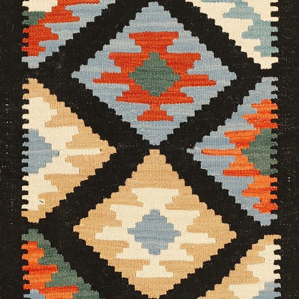 Schwarze Rauten mit roten und blauen Motiven im Detail