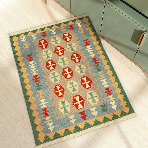 Kelim Teppich Grau Blau in einem hellen Wohnzimmer, in echter Größe