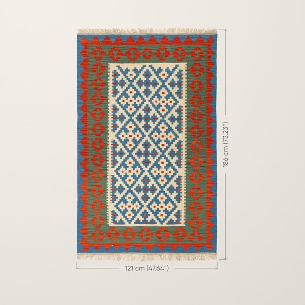 Kelim Teppich von oben mit Maßangaben: blaues Rautenmuster, rote Bordüre und blaue Außenkante