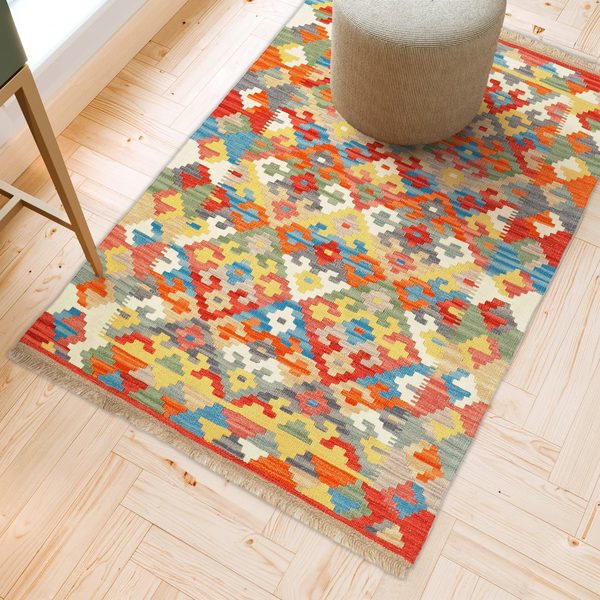 Kelim Teppich Bunt klein in einem hellen Wohnzimmer, in echter Größe