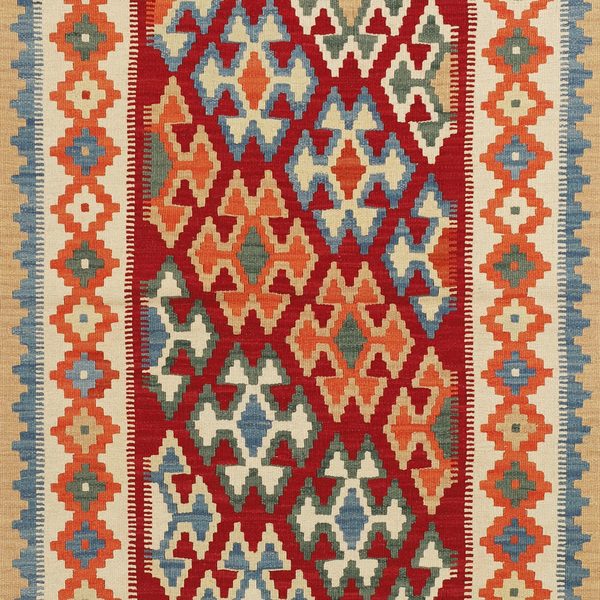 Kelim von oben auf weißem Hintergrund, rotes Feld und cremefarbene Bordüre