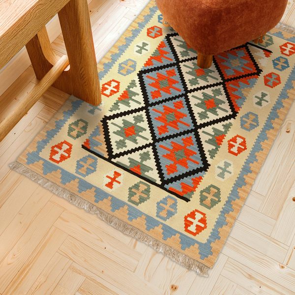Kelim Teppich Creme Orange in einem hellen Wohnzimmer, in echter Größe