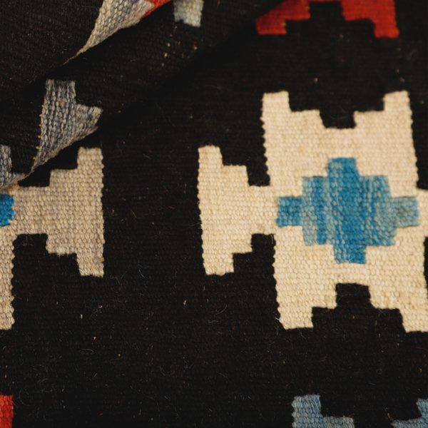 Gefalteter Kelim, Schwarz, Creme und Blau