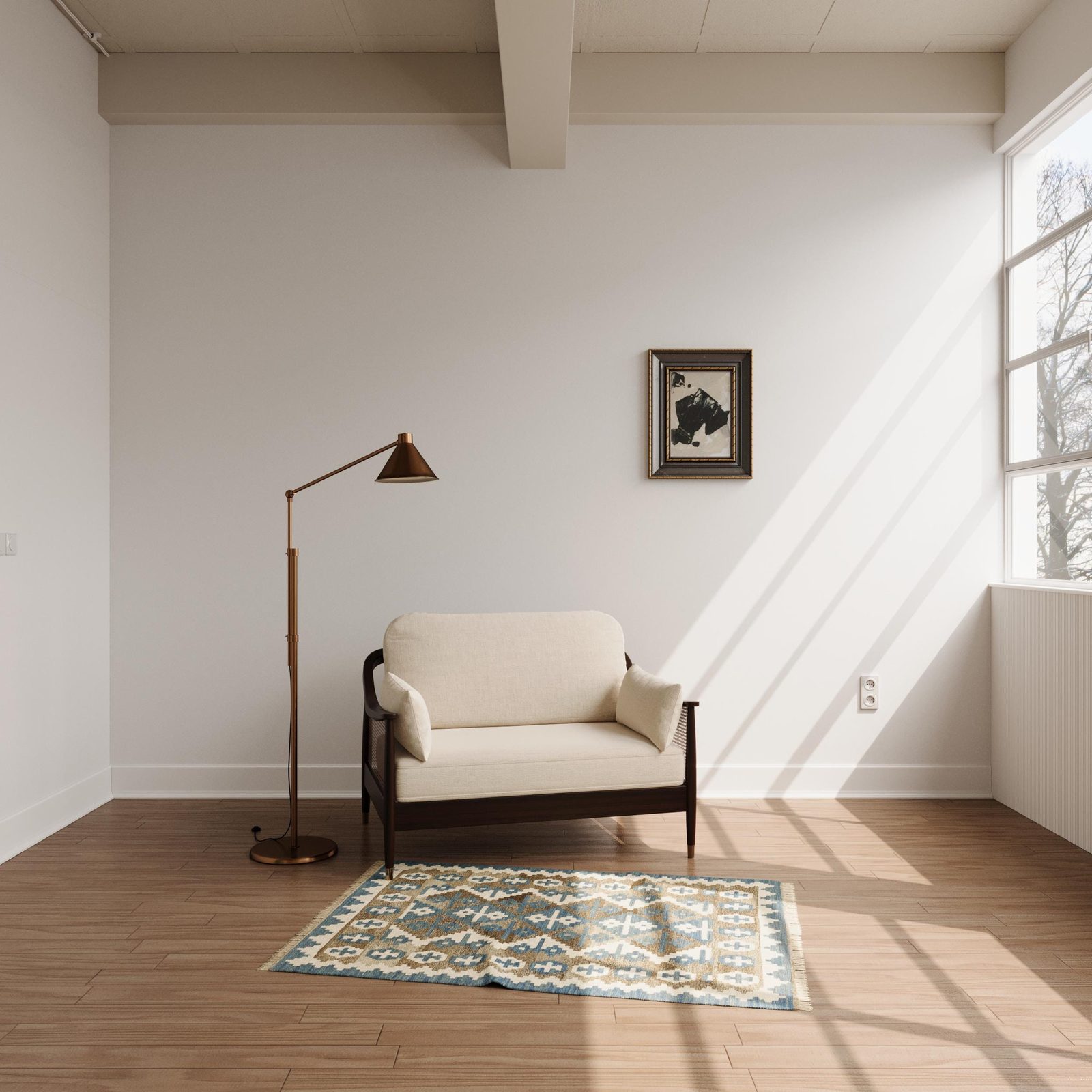 Kelim in Blau und Grau in einem hellen Raum mit Sessel und Stehlampe