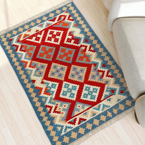 Kelim Teppich Rot Blau in einem hellen Wohnzimmer, in echter Größe