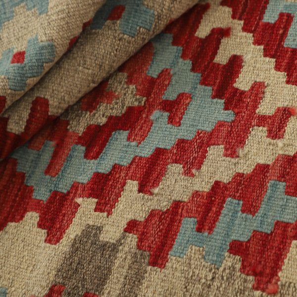 Gefalteter Kelim im Detail, Rot und Blau