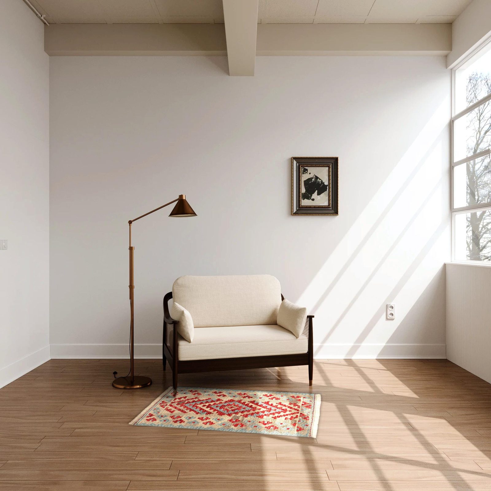 Kleiner Kelim Teppich Rot Beige in einem hellen Wohnzimmer, in echter Größe