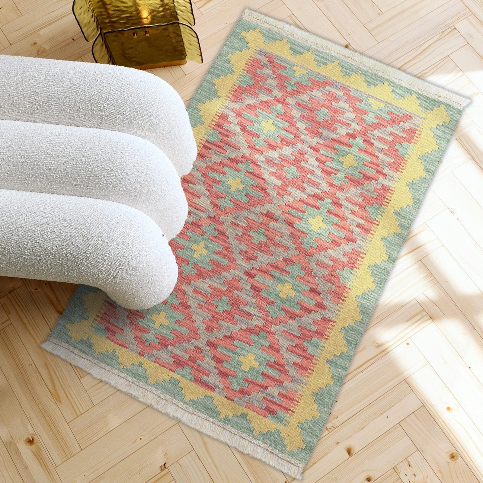 Kleiner Kelim Teppich Rosa Grün in einem hellen Wohnzimmer, in echter Größe