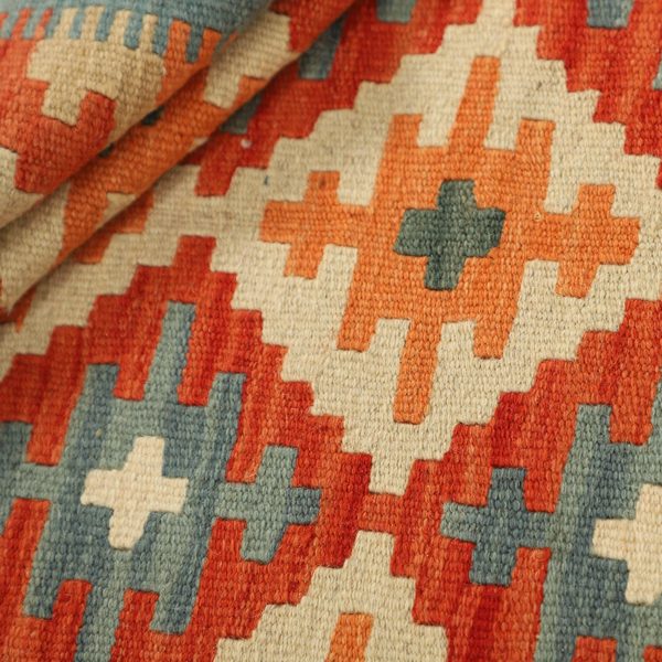 Gefalteter Kelim im Detail, Rot, Orange und Blau