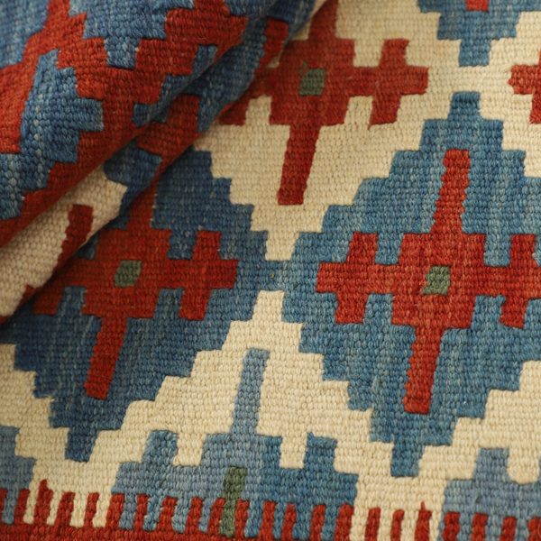Gefalteter Kelim im Detail, Rauten in Blau, Rot und Creme