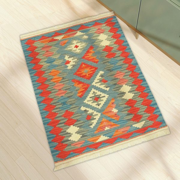 Kleiner Kelim Teppich Blau Rot in einem hellen Wohnzimmer, in echter Größe