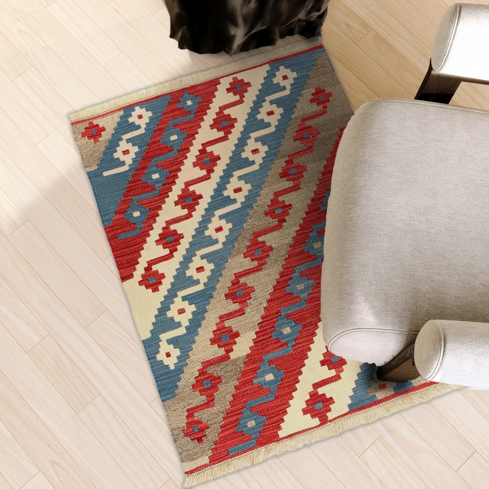 Kleiner Kelim Teppich Rot Blau in einem hellen Wohnzimmer, in echter Größe