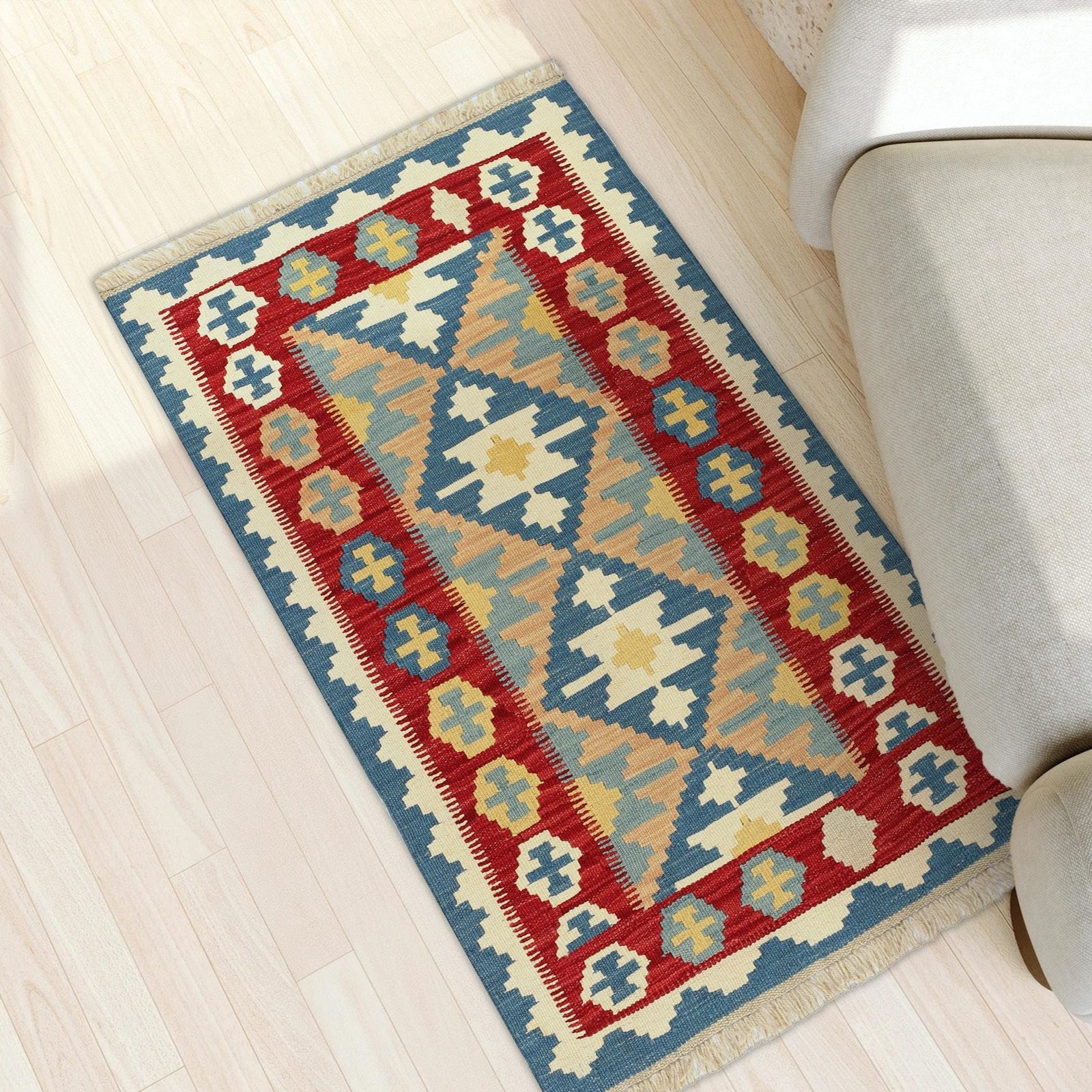 Kleiner Kelim Teppich Rot Blau in einem hellen Wohnzimmer, in echter Größe