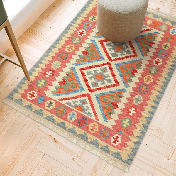 Kelim Teppich Altrosa Creme in einem hellen Wohnzimmer, in echter Größe