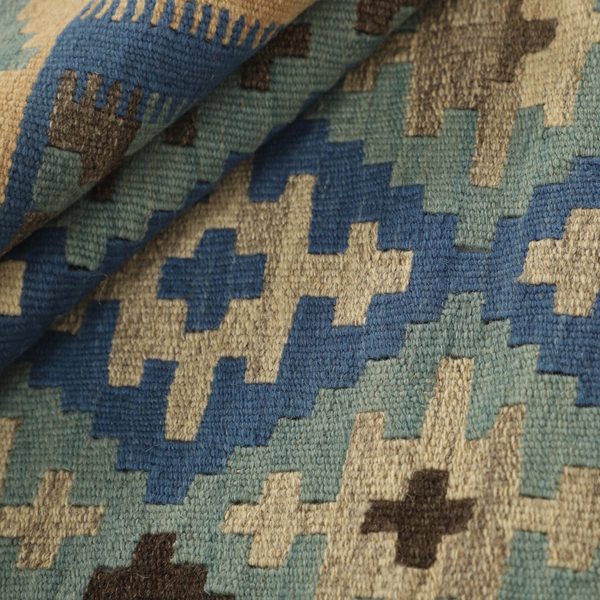 Gefalteter Kelim im Detail, Blau, Beige und Schwarz
