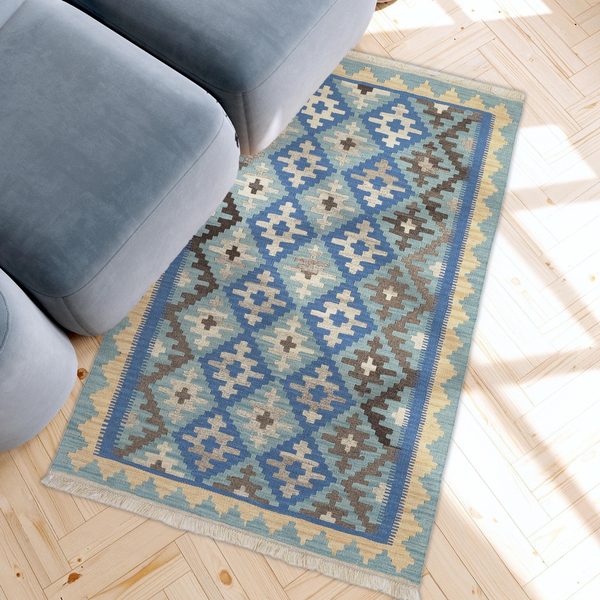 Kelim Teppich Blau Grau in einem hellen Wohnzimmer, in echter Größe