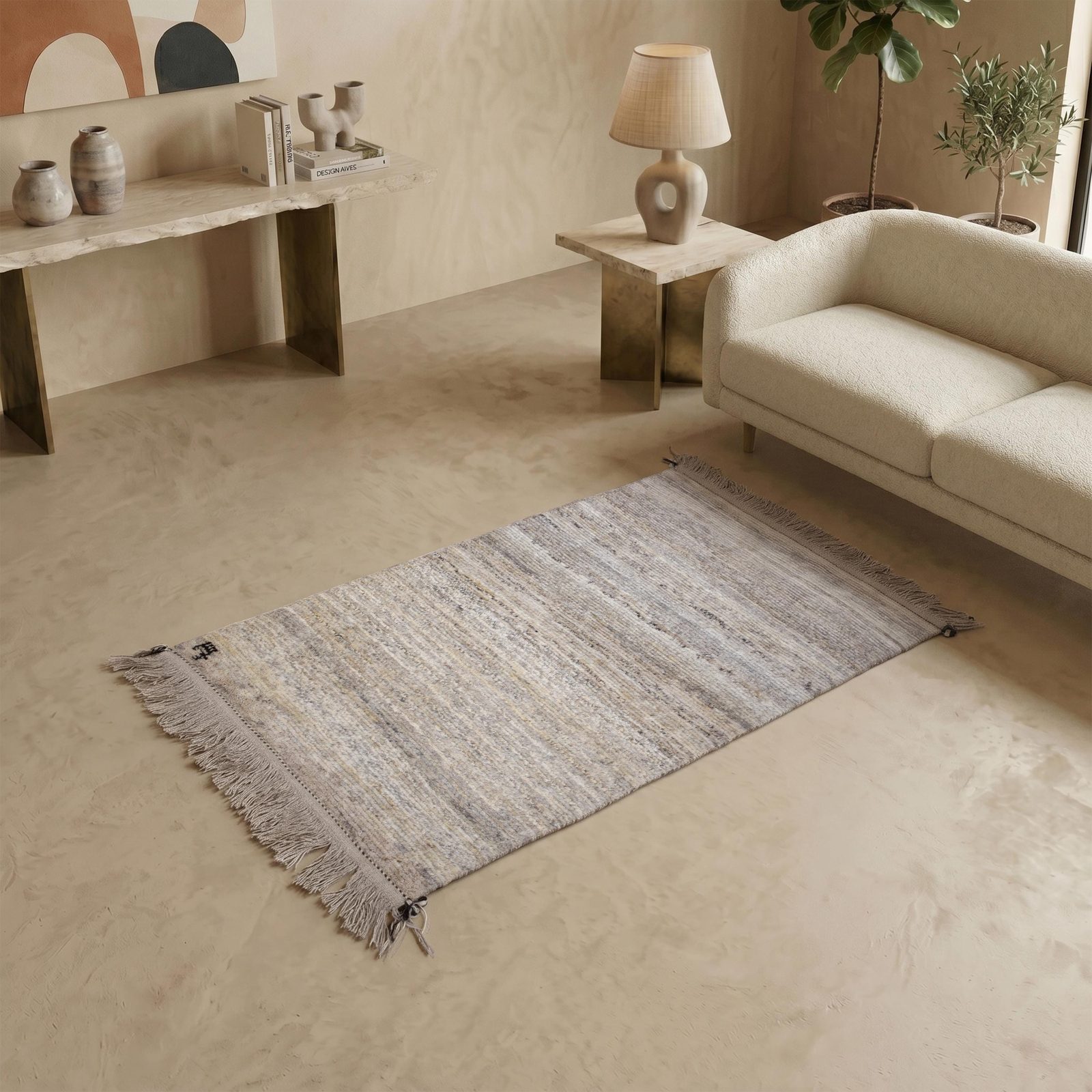 Heller Gabbeh im Wohnzimmer vor einem hellen Sofa