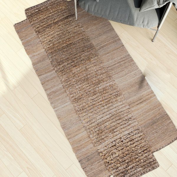 Gabbeh Kelim Läufer asymmetrisch in einem hellen Wohnzimmer, in echter Größe
