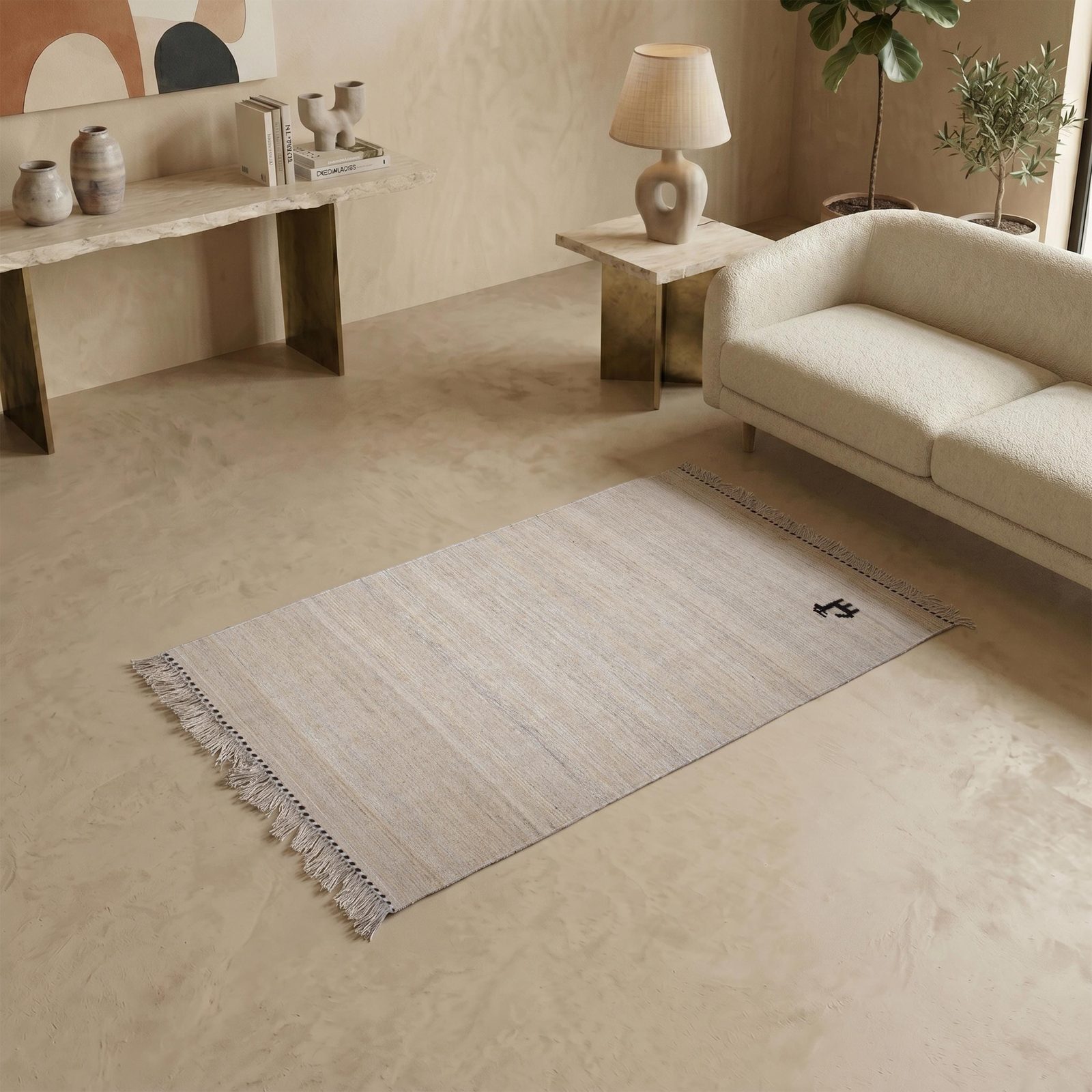 Heller Kelim im Wohnzimmer vor einem hellen Sofa