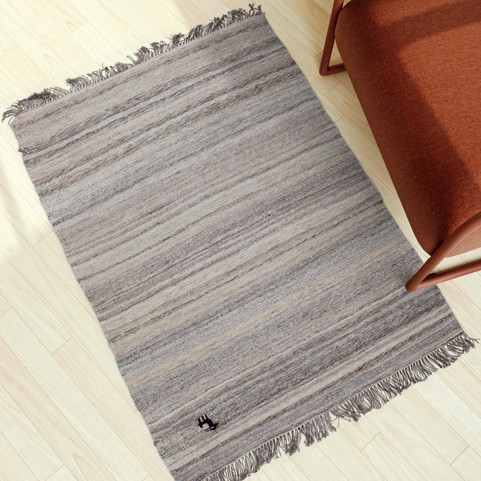 Kelim Teppich Grau Beige aus ungefärbter Schurwolle in einem hellen Wohnzimmer, in echter Größe